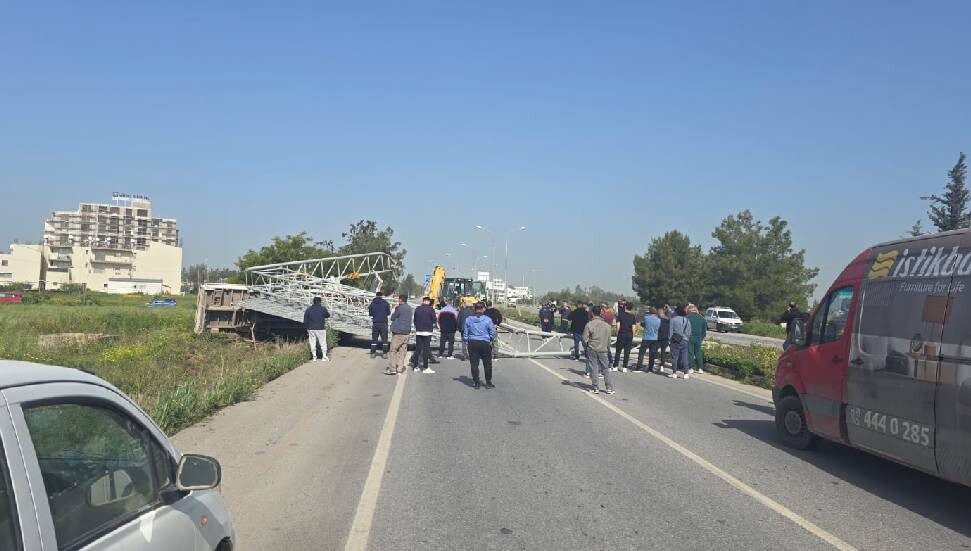 Dörtyol'da trafik kazası: Büyük trafik levhası yola devrildi, 2 yaralı