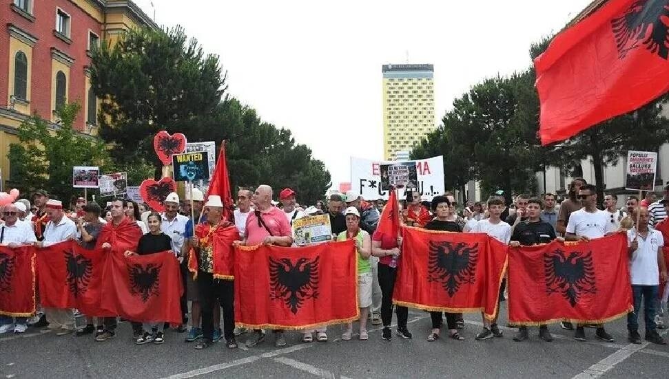 Arnavutluk'ta Zvernec'teki turizm projesine karşı gösteriler bir aydır devam ediyor