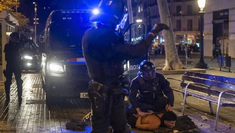 Barselona'daki şiddet olaylarında yaklaşık 100 kişi gözaltına alındı
