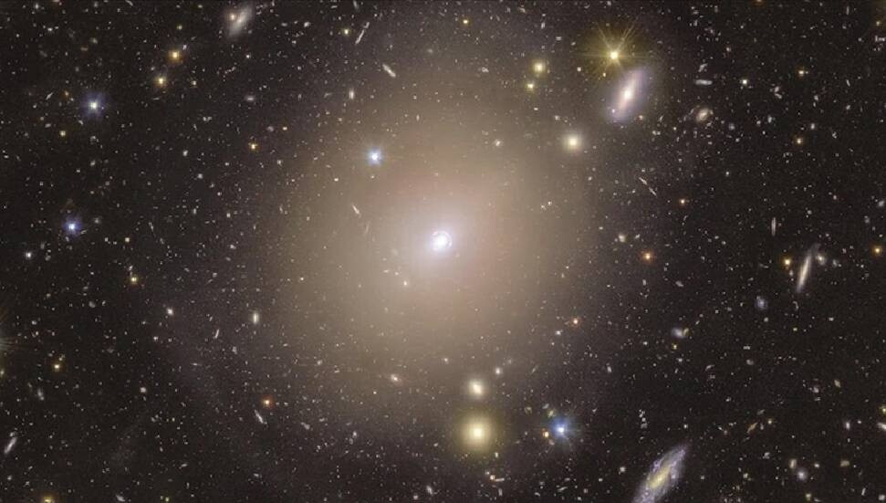 Euclid Uzay Teleskobu, 590 milyon yıl uzaktaki galaksinin merkezinde "Einstein" halkası tespit etti