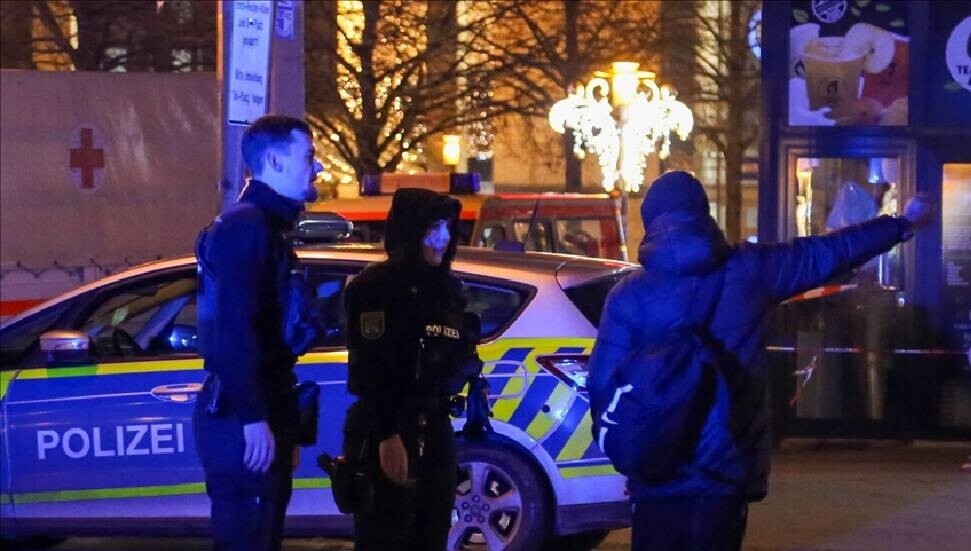 Almanya'nın Stuttgart kentinde bir araç kalabalığın arasına daldı