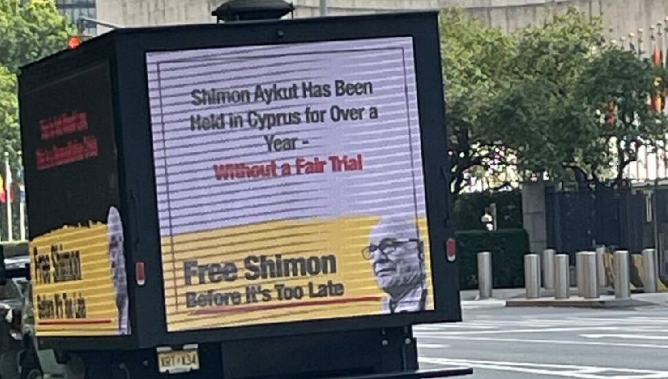 Simon Aykut’un afişleri New York’ta