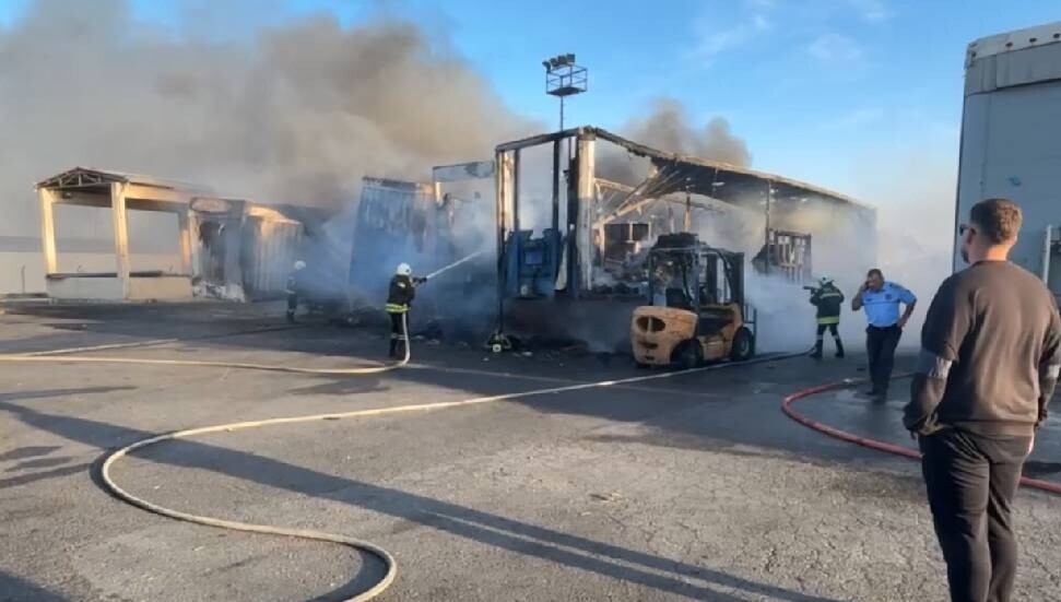 Gümrük ve Rüsumat Dairesi’nin deposunda bulunan TIR dorselerinde yangın!