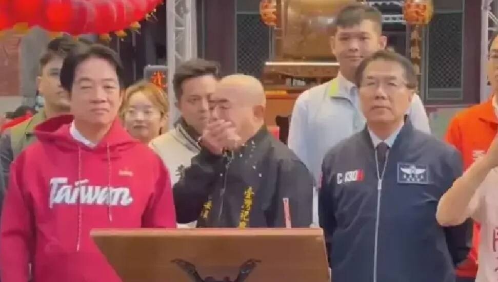 Tayvan’da kameralar karşısında devlet başkanının üzerine kustu