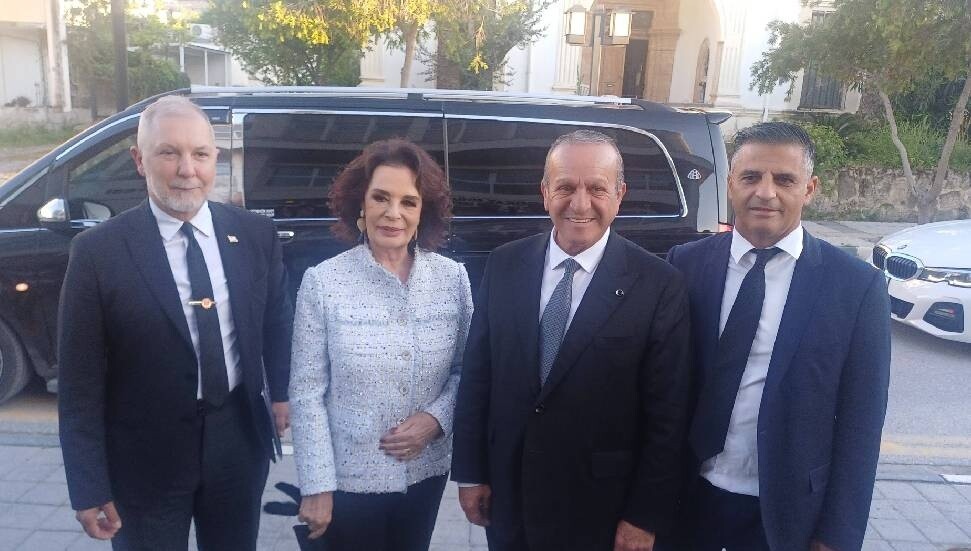 Fikri Ataoğlu, usta sanatçı Hülya Koçyiğit ile bir araya geldi