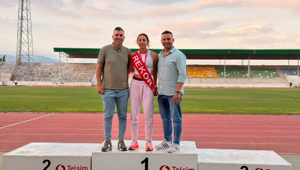 Ada Kafa, 800 metre branşında yeni büyükler rekorunu kırdı