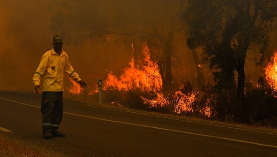 Fas'ta 12 hektarlık alanı yok eden orman yangını kontrol altına alınmaya çalışılıyor