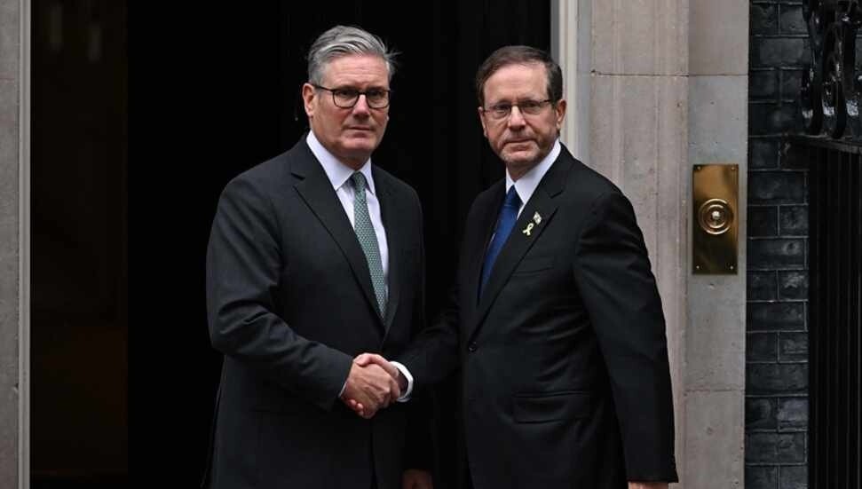 İsrail Cumhurbaşkanı Herzog, protestoların gölgesinde İngiltere Başbakanı Starmer ile görüştü