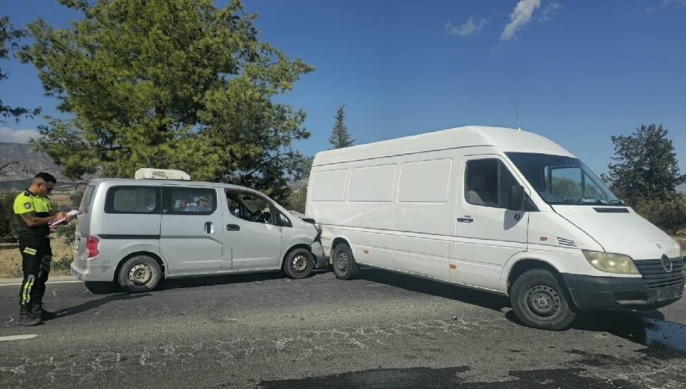 Ercan-İskele ana yolunda zincirleme kaza: 3 kişi yaralandı