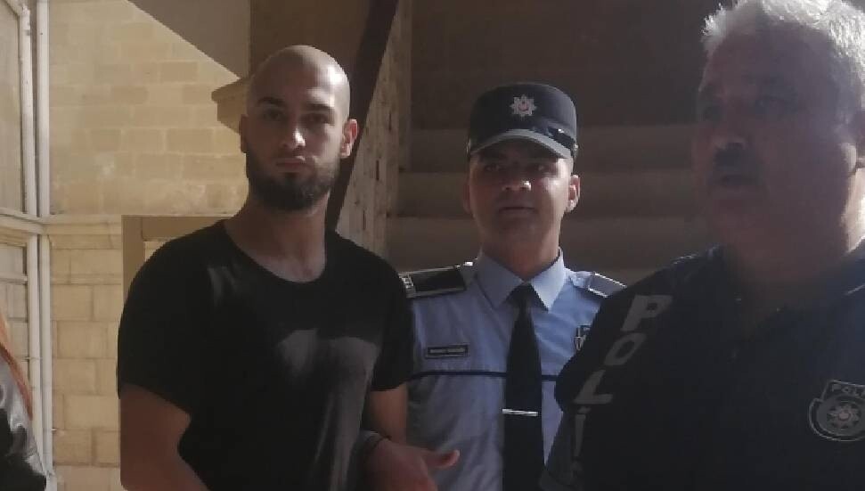 Tehlikeli sürüş yapan sürücünün 34 gündür kaçak olduğu tespit edildi