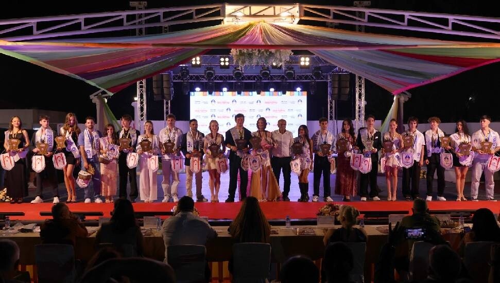 İskele’de dün akşam kostüm defilesi yapıldı: Festival Güzelleri seçildi