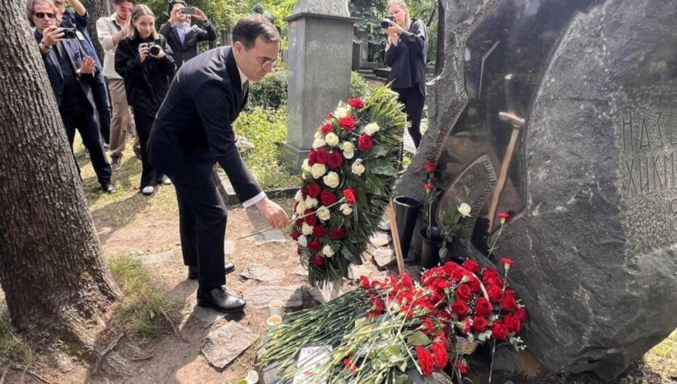 Nazım Hikmet Ran, ölümünün 62. yılında Moskova’daki mezarı başında anıldı