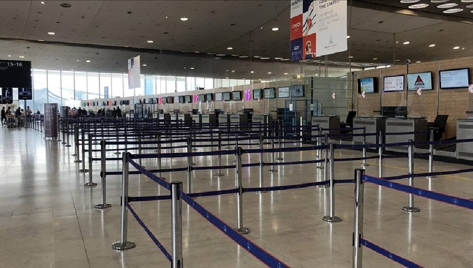Fransa'da işçi grevi nedeniyle Paris ve çeşitli şehirlerde bazı uçuşlar iptal edildi