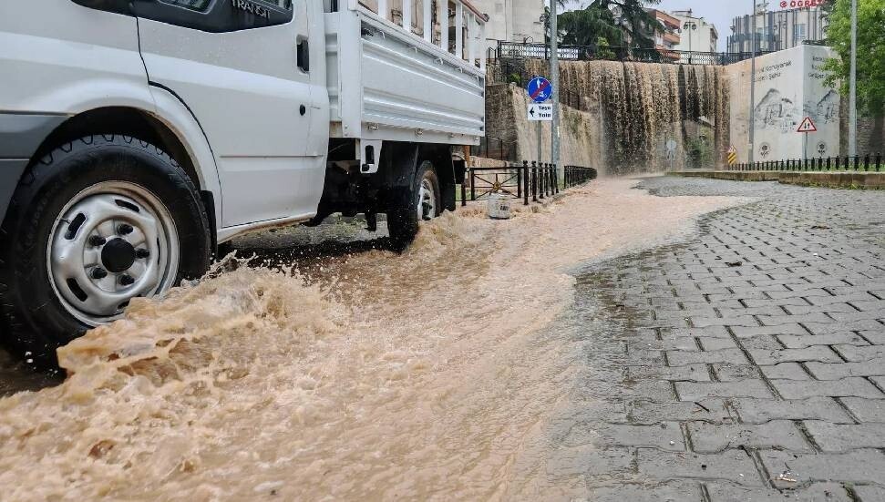 İstanbul'da su birikintisine basan 14 yaşındaki çocuk elektrik akımına kapıldı, hayatını kaybetti
