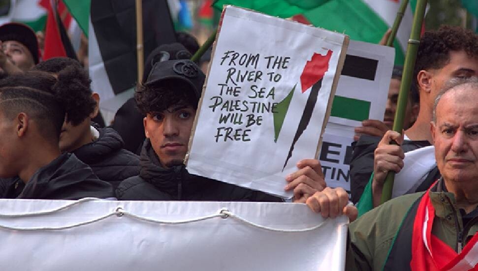 İtalya'da İsrail milli futbol takımının maçı öncesi Filistin'e destek yürüyüşü düzenlendi