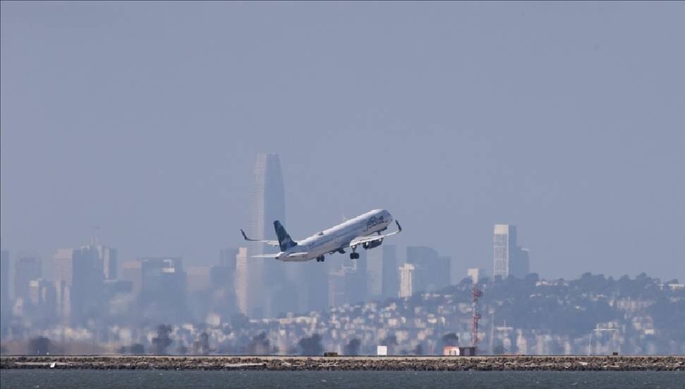 ABD'nin Boston kentindeki havalimanına inen Jet Blue uçağı pistin dışına çıktı