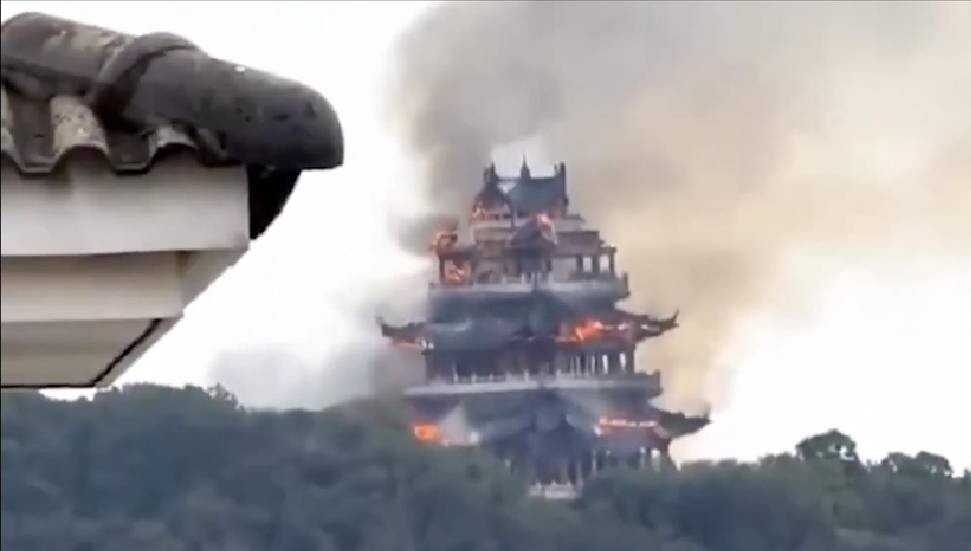 Çin'de 1500 yıllık bir tapınakta yangın çıktı