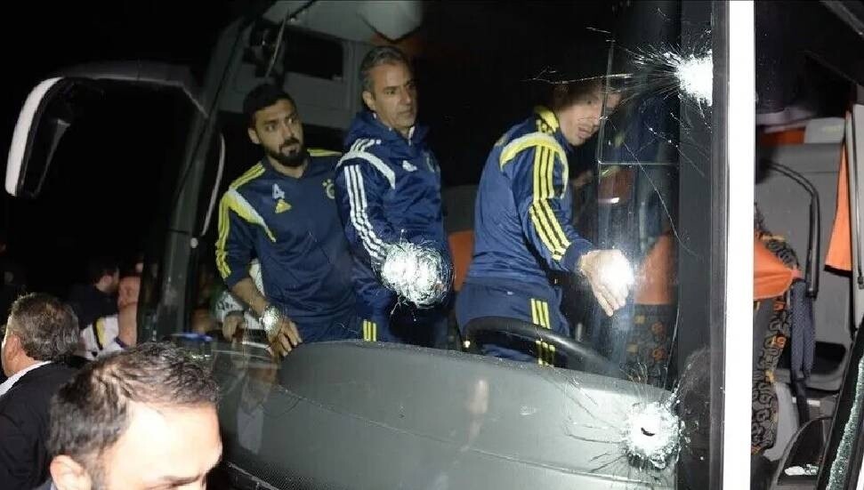 Fenerbahçe takım otobüsüne saldırı dosyasında gözaltına alınan 4 şüpheliden 1'i tutuklandı