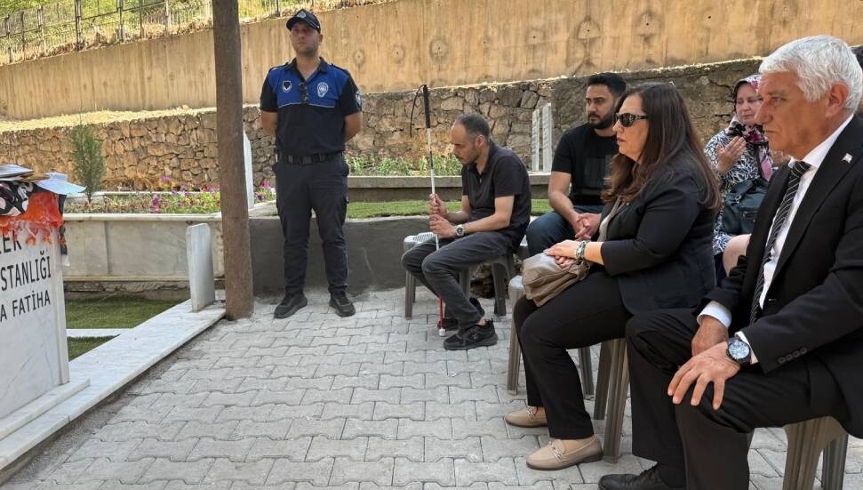 Özçınar, Ferdi Zeyrek’in kabrini ziyaret etti