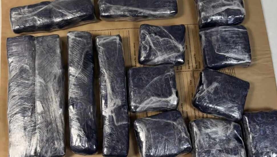 Larnaka havalimanında bir yolcunun bagajında 8 kilo 760 gram kokain ele geçirildi