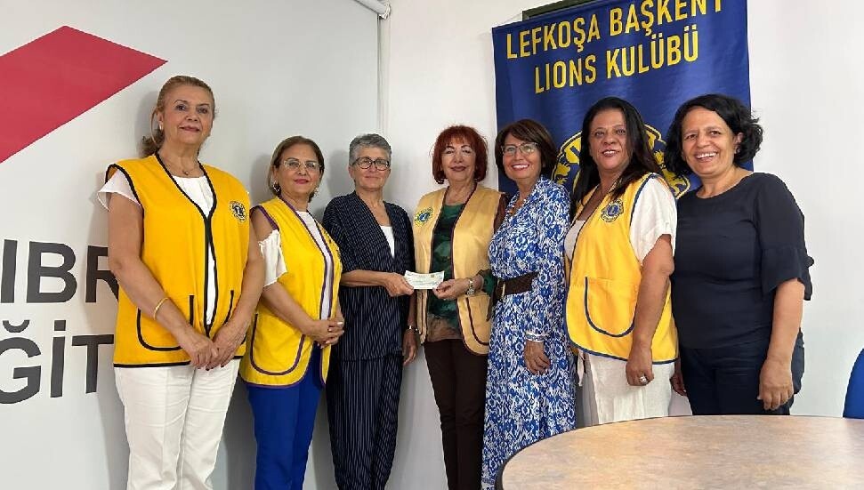 Lefkoşa Başkent Lions Kulübü, KTEV’i ziyaret ederek burs fonuna bağışta bulundu