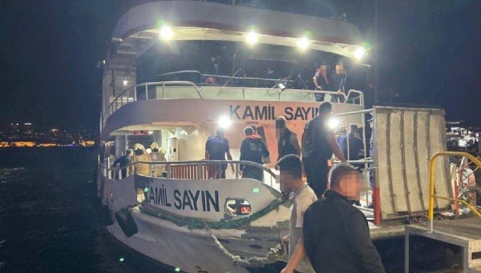 İstanbul'da vapur ile gemi çarpıştı