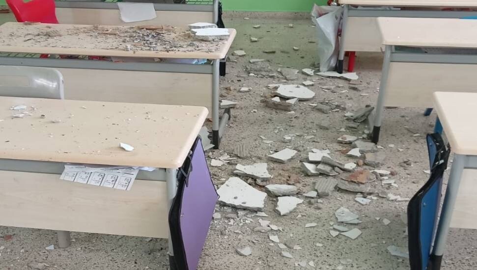 Karşıyaka Merkez İlkokulu'nun tavanı çöktü!