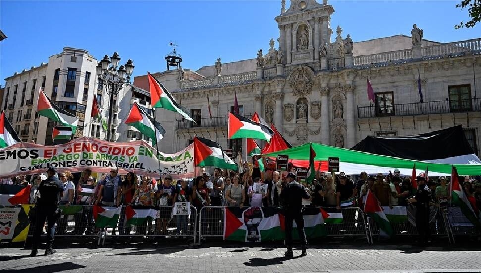 İspanyollar, La Vuelta bisiklet yarışının Valladolid ayağında da İsrail'e karşı meydanlara çıktı