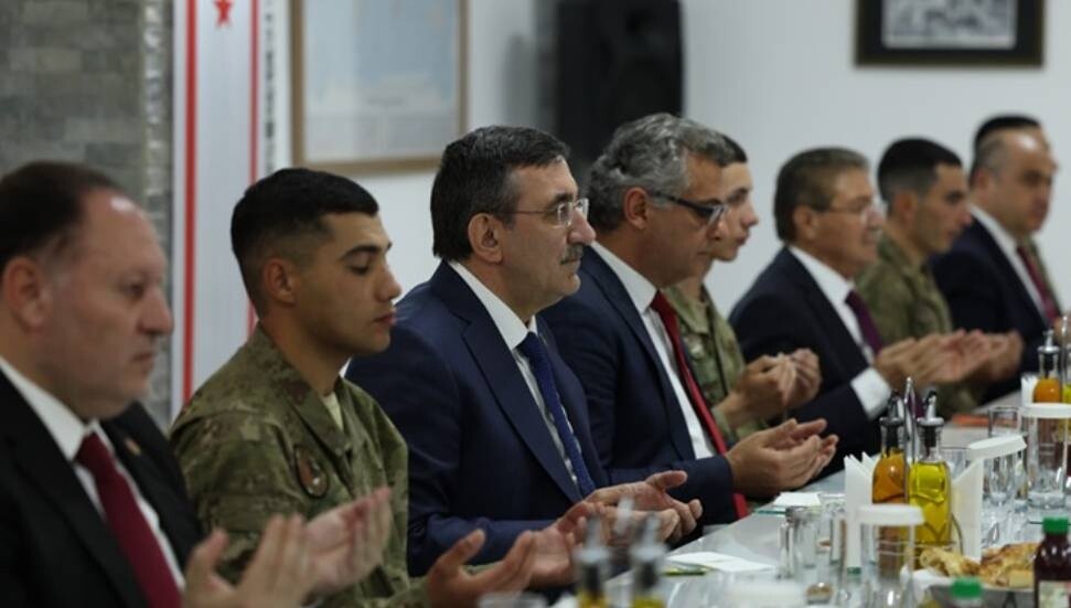 Cevdet Yılmaz, Lefkoşa Eşref Bitlis Kışlası'nda düzenlenen iftarda Mehmetçik ile bir araya geldi