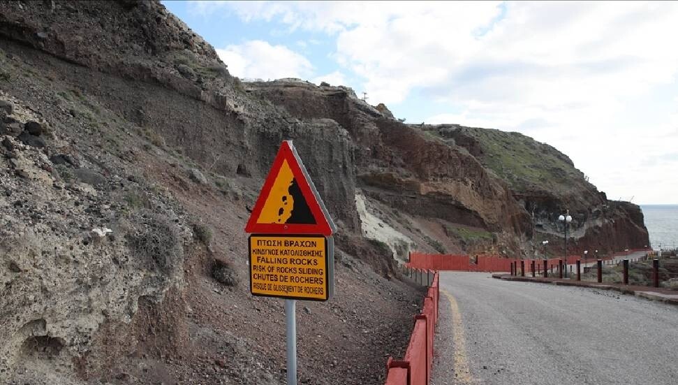 Ege'deki Yunan adası Santorini'deki volkan aktif hale geldi