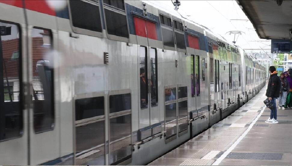 Fransa'da grev nedeniyle demir yolu ulaşımı aksadı