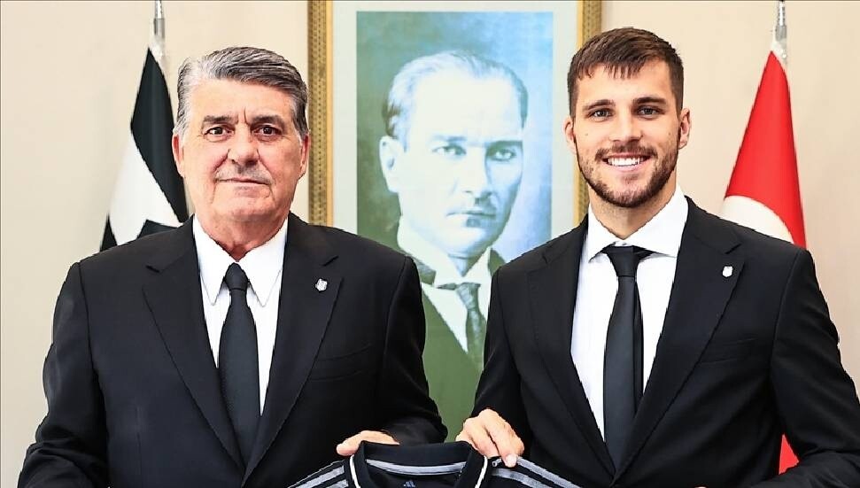 Beşiktaş Kulübü Başkanı Serdal Adalı, yeni transfer David Jurasek ile buluştu