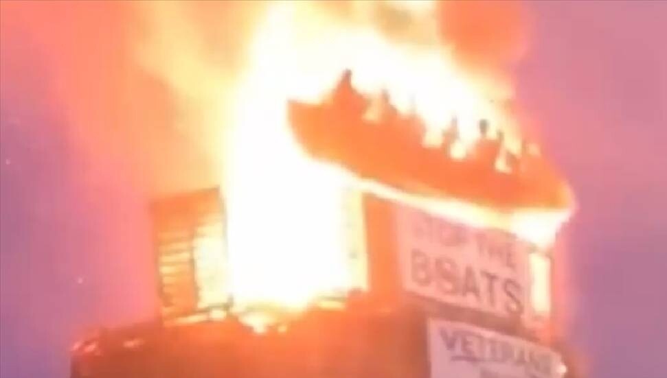 Kuzey İrlanda'daki festivalde temsili şişme göçmen botu ve cansız mankenler ateşe verildi