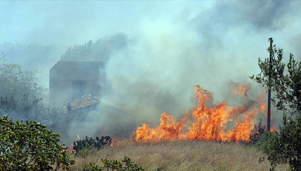 İtalya'nın Sicilya Adası orman yangınlarıyla mücadele ediyor