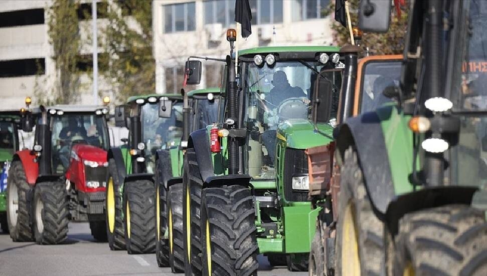 Yunanistan'da çiftçiler, Selanik Limanı'nı ulaşıma kapattı