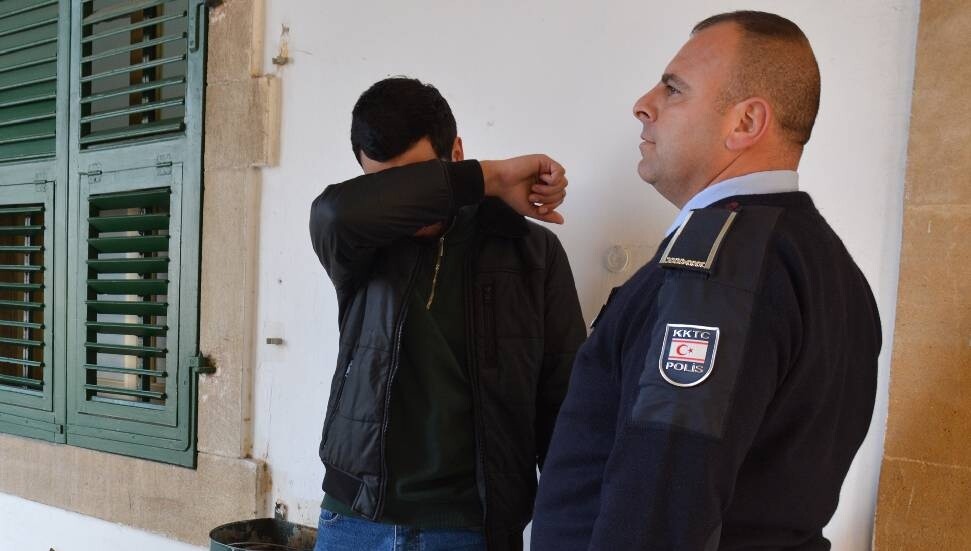 Gönyeli'de bir evin kasasından 25 bin Dolar ile 18 bin Sterlin çalmakla itham edilen zanlı 8 gün daha tutuklu