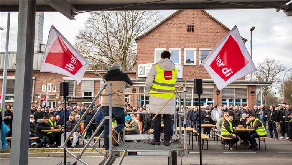 Almanya'da toplu taşıma çalışanlarından 2 günlük uyarı grevi kararı