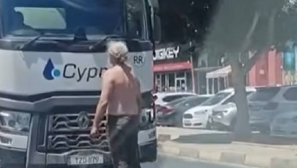 Gazimağusa'da sokak ortasında kendini bıçakladı, çevreye rahatsızlık verdi: Tutuklandı