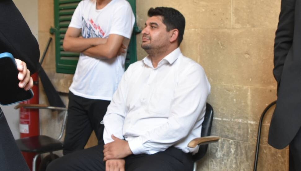 Tutuklu müvekkillerine telefon vererek delil karartmakla itham edildi!