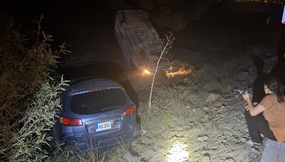 İskele-Gazimağusa ana yolunda araç ile kamyonet çarpıştı: İkisi de dere yatağına düştü