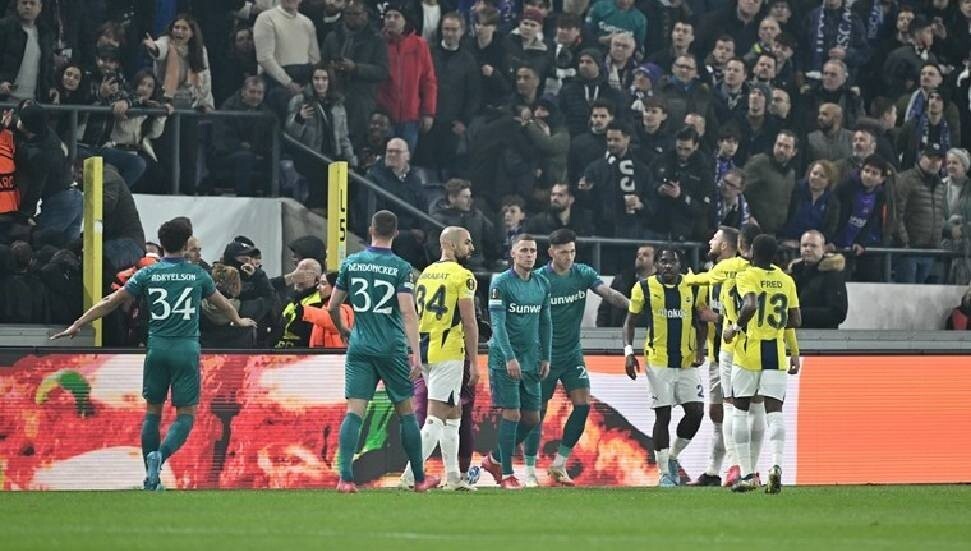 Anderlecht-Fenerbahçe maçı durduruldu: Tribünlerde ırkçı saldırı