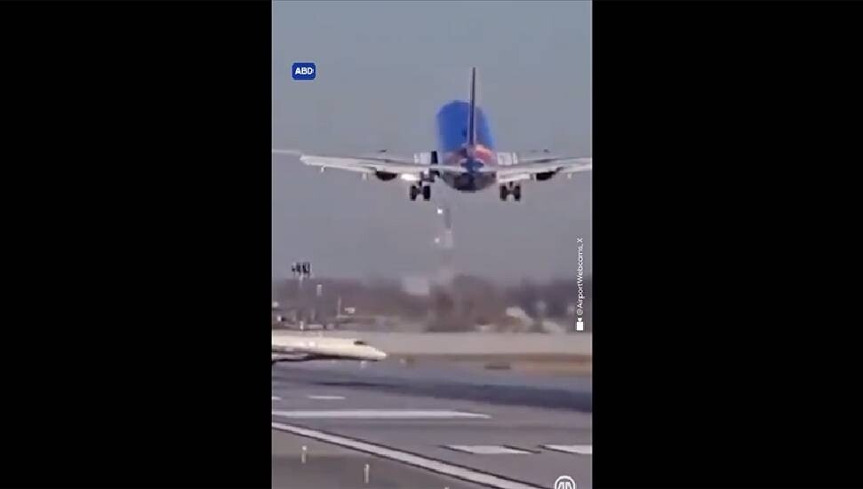 ABD'nin Chicago kentine inen bir yolcu uçağı, özel bir jet ile burun buruna geldi