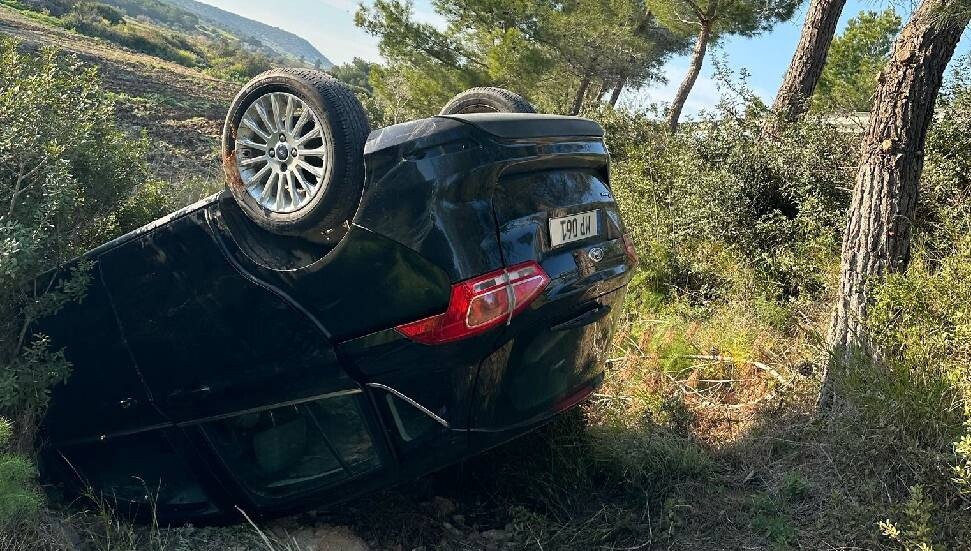 Yoldan çıktı, toprak sete çarpıp takla attı: Sürücü ile 3 yaşındaki çocuk yaralandı