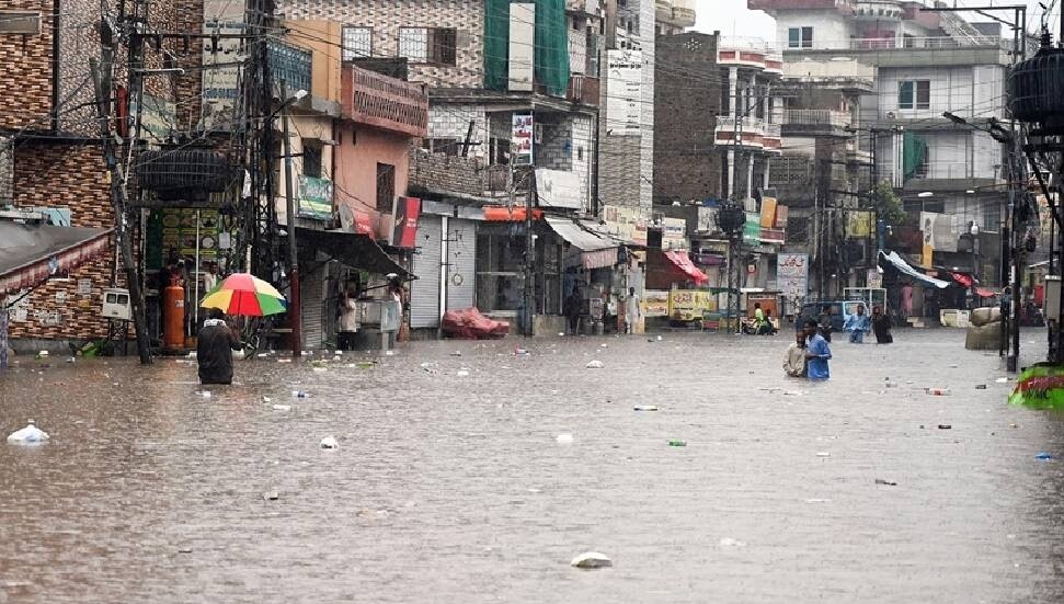 Pakistan'ın kuzeyindeki sellerde ölenlerin sayısı 330'a yükseldi