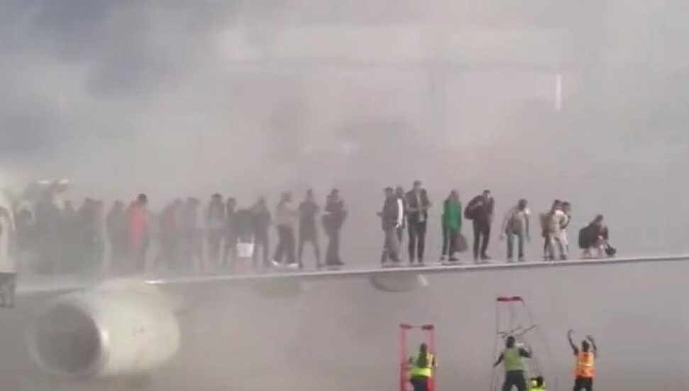 ABD'de yolcu uçağı alev aldı: Yolcular kanattan tahliye edildi