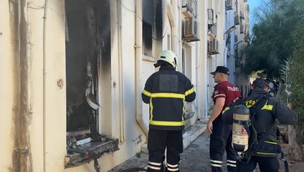 Şarj aleti kısa devre yaptı, yurt odasında yangın çıktı: Mahsur kalan iki kişi kurtarıldı