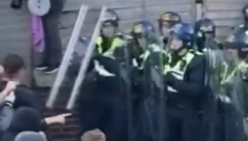 İngiltere'de bıçaklanan gencin kelepçelenmesine tepki gösterilen eylemde 11 polis yaralandı