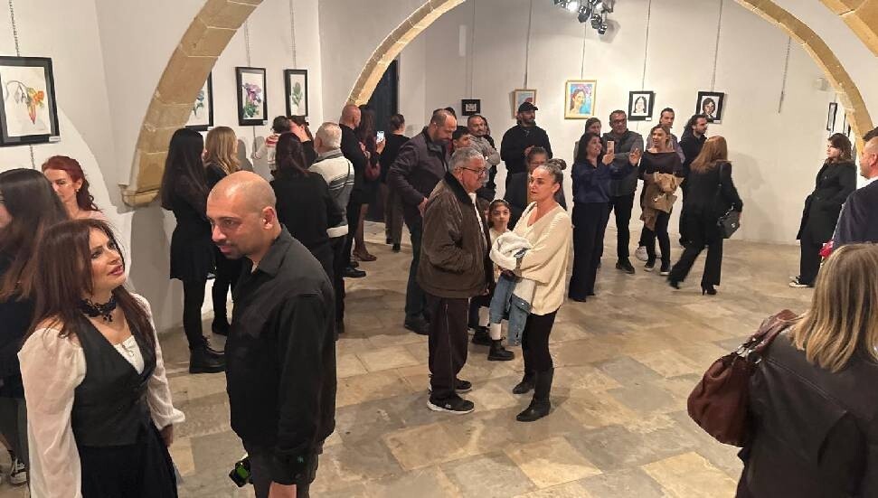“Here I am- Buradayım” adlı resim sergisi Lefkoşa Saçaklı Ev’de açıldı