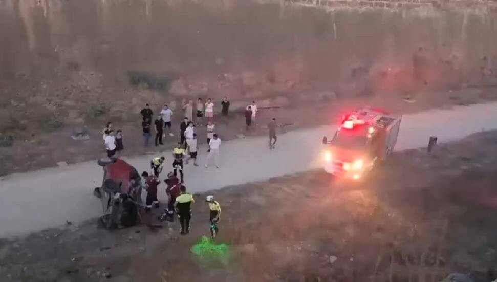 6 metre yüksekliğindeki hendeğin içine düştü, 21 yaşındaki sürücü yaralı!