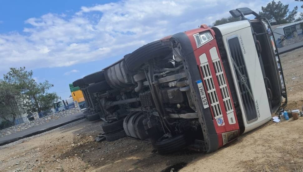 Demirhan’da TIR devrildi: Araç sürücüsü yaralandı!